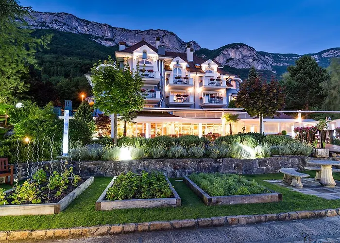 Hotel Hôtel Restaurant Yoann CONTE Bord du Lac 5*